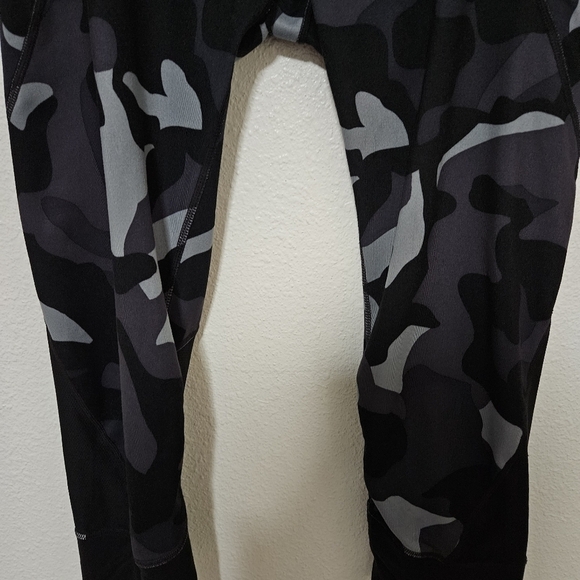 Athleta camo printed cropped leggings size medium - Picture 7 of 14